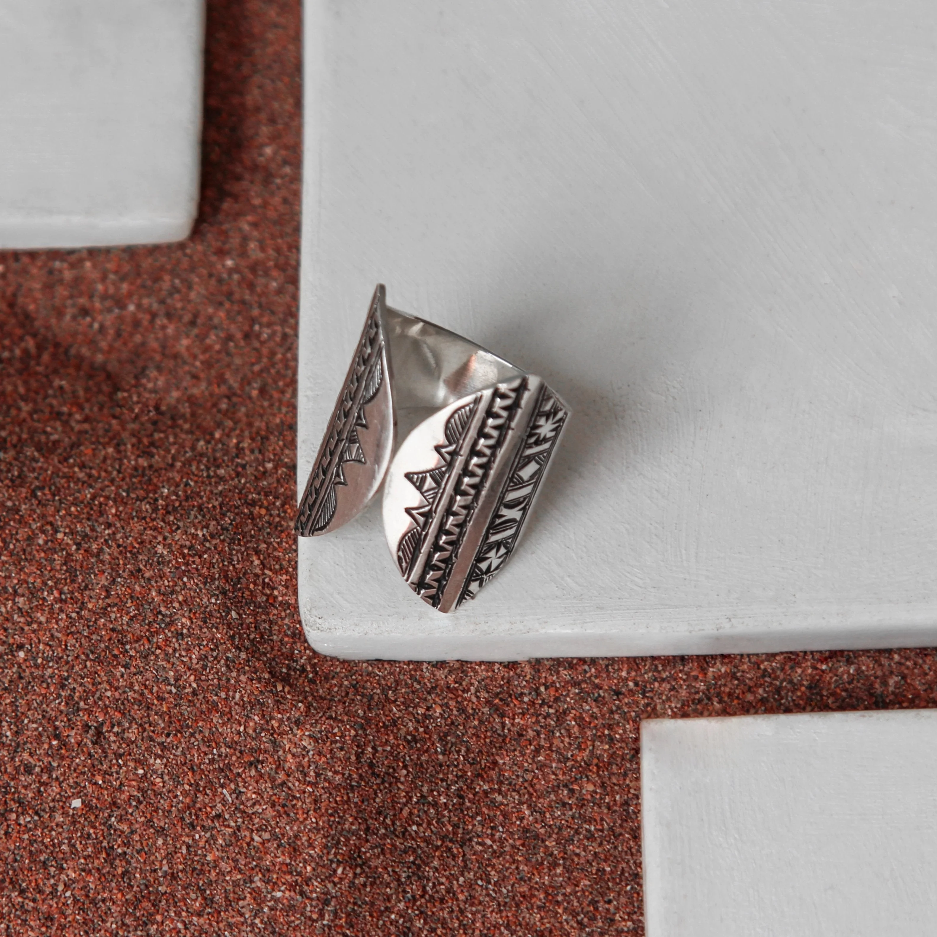 Yelli Jewels | Grey Window Ring - Image 3